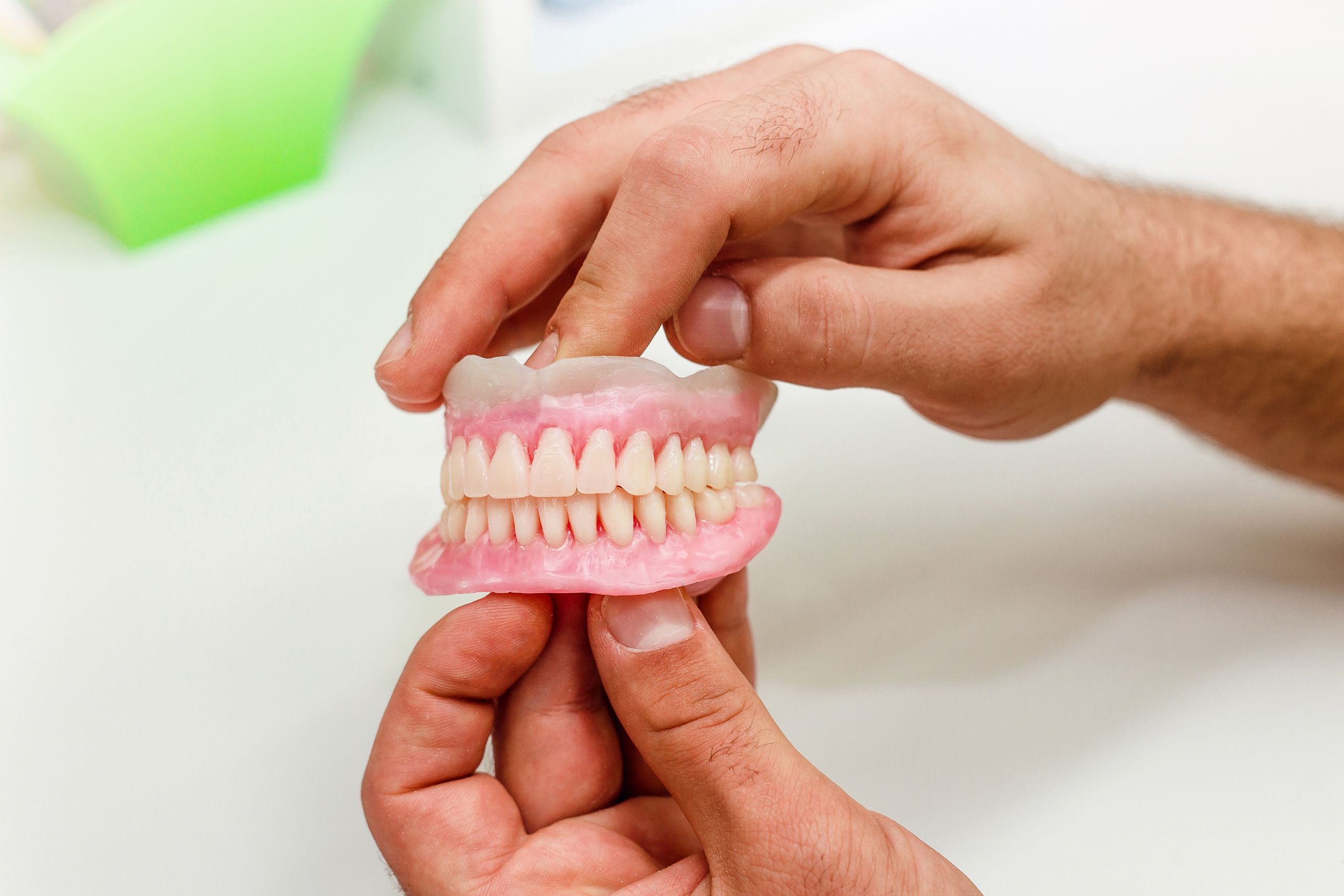 The artificial teeth of full mouth in the dental office